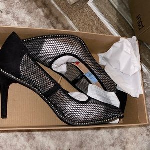 Bar III black Binsa ball mesh pumps